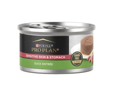 A can of Purina Pro Plan Sensitive Skin and Stomach Duck Entrée grain free wet cat food.